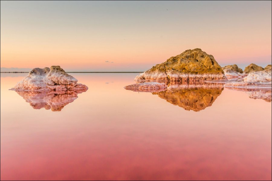 Розовое соленое Кояшское озеро